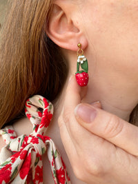 Puces d’oreilles fraise et petite fleur blanche
