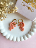 Pampilles CAMILIA hippocampe corail strié pailleté - boucles d’oreilles interchangeables