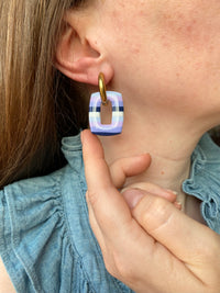 Pampilles ÉZIA à rayures bleu dragée, marine, lavande, lilas et blanc nacré - boucles d’oreilles interchangeables