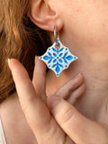 Pampilles JAYA mosaïque ondulé blanc bleu - boucles d’oreilles interchangeables