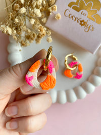 Pampilles AMBRE beige effet sable motifs étoiles de mer rose fluo et coquillages orange fluo - boucles d’oreilles interchangeables