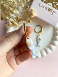 Pampilles PERLA petit poisson blanc nacré bleu dragée et coquillage en relief - boucles d’oreilles interchangeables