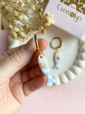 Pampilles PERLA petit poisson blanc nacré bleu dragée et coquillage en relief - boucles d’oreilles interchangeables