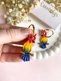 Pampilles LÉON perroquets rouge jaune bleu ou perroquets vert corail bleu lagon - boucles d’oreilles interchangeables