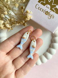 Pampilles PERLA petit poisson blanc nacré bleu dragée et coquillage en relief - boucles d’oreilles interchangeables