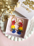 Pampilles LÉON perroquets rouge jaune bleu ou perroquets vert corail bleu lagon - boucles d’oreilles interchangeables