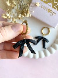Pampilles BONNIE noeud effet ruban noir intense - boucles d’oreilles interchangeables