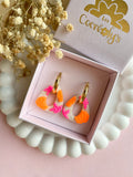Pampilles AMBRE beige effet sable motifs étoiles de mer rose fluo et coquillages orange fluo - boucles d’oreilles interchangeables