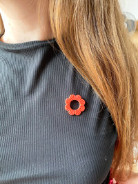Pin's à lunettes - fleur corail