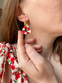 Pampilles AMBRE réversibles écru avec motifs fraises - boucles d’oreilles interchangeables