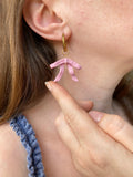 Pampilles BONNIE noeud effet ruban rose poudré - boucles d’oreilles interchangeables