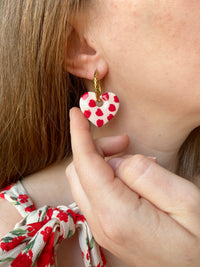Pampilles INAYA réversibles beige avec motifs coeurs rouges - boucles d’oreilles interchangeables