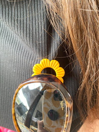 Pin's à lunettes - fleur jaune
