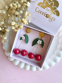 Puces d’oreilles cerises rouges