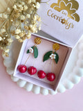 Puces d’oreilles cerises rouges