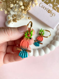 Pampilles LÉON perroquets rouge jaune bleu ou perroquets vert corail bleu lagon - boucles d’oreilles interchangeables