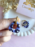 Pampilles AMBRE réversibles bleu lavande avec motifs fleurs prunes - boucles d’oreilles interchangeables