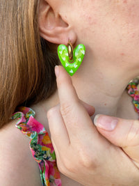 Pampilles ASTRID réversibles vert, recto métallisé et verso motifs coeurs blancs - boucles d’oreilles interchangeables