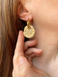 Pampilles BLOOMY, un petit soleil blanc cassé et doré - boucles d’oreilles interchangeables