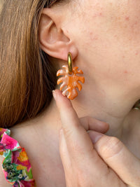 Pampilles SIA feuille de monstera marbré pailleté aux tons chauds - boucles d’oreilles interchangeables