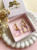 Pampilles AMBRE réversibles rose ou jaune avec motifs marguerites - boucles d’oreilles interchangeables