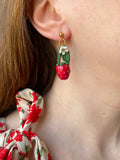 Puces d’oreilles fraise et petite fleur blanche