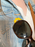 Pin's à lunettes - fleur jaune
