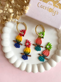 Pampilles LÉON perroquets rouge jaune bleu ou perroquets vert corail bleu lagon - boucles d’oreilles interchangeables