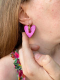 Pampilles ASTRID réversibles rose intense, recto métallisé et verso motifs coeurs blancs - boucles d’oreilles interchangeables