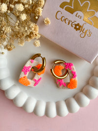 Pampilles ÉZIA beige effet sable motifs étoiles de mer rose fluo et coquillages orange fluo - boucles d’oreilles interchangeables
