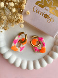 Pampilles ÉZIA beige effet sable motifs étoiles de mer rose fluo et coquillages orange fluo - boucles d’oreilles interchangeables