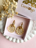 Pampilles BLOOMY, un petit soleil blanc cassé et doré - boucles d’oreilles interchangeables