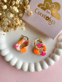 Pampilles AMBRE beige effet sable motifs étoiles de mer rose fluo et coquillages orange fluo - boucles d’oreilles interchangeables