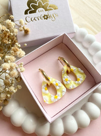 Pampilles AMBRE réversibles rose ou jaune avec motifs marguerites - boucles d’oreilles interchangeables