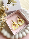 Pampilles AMBRE réversibles rose ou jaune avec motifs marguerites - boucles d’oreilles interchangeables