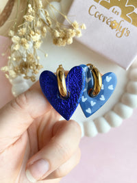 Pampilles ASTRID réversibles bleu, recto métallisé et verso motifs coeurs blancs - boucles d’oreilles interchangeables