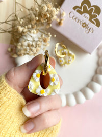 Pampilles AMBRE réversibles rose ou jaune avec motifs marguerites - boucles d’oreilles interchangeables