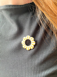 Pin's à lunettes - fleur blanche dorée