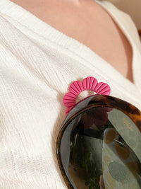 Pin's à lunettes - fleur rose tropical