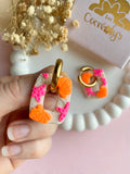 Pampilles ÉZIA beige effet sable motifs étoiles de mer rose fluo et coquillages orange fluo - boucles d’oreilles interchangeables