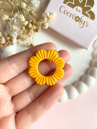 Pin's à lunettes - fleur jaune