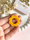 Pin's à lunettes - fleur jaune