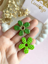 Pampilles NAÏA réversibles vert, recto métallisé coeur pailleté et verso motifs à pois blancs - boucles d’oreilles interchangeables