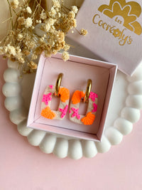 Pampilles ÉZIA beige effet sable motifs étoiles de mer rose fluo et coquillages orange fluo - boucles d’oreilles interchangeables