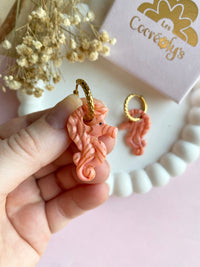 Pampilles CAMILIA hippocampe corail strié pailleté - boucles d’oreilles interchangeables