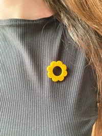 Pin's à lunettes - fleur jaune