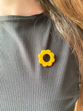 Pin's à lunettes - fleur jaune