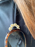 Pin's à lunettes - fleur blanche dorée