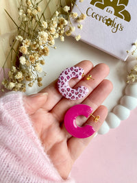 Puces d’oreilles pendante MAËVA réversibles, motif léopard rose