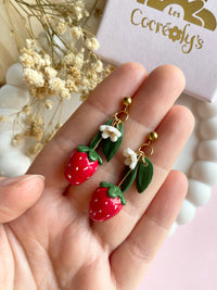 Puces d’oreilles fraise et petite fleur blanche